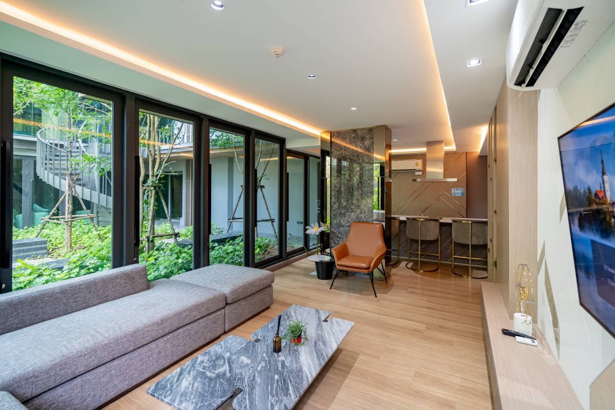 LLOYD Soonvijai-Thonglor - main photo