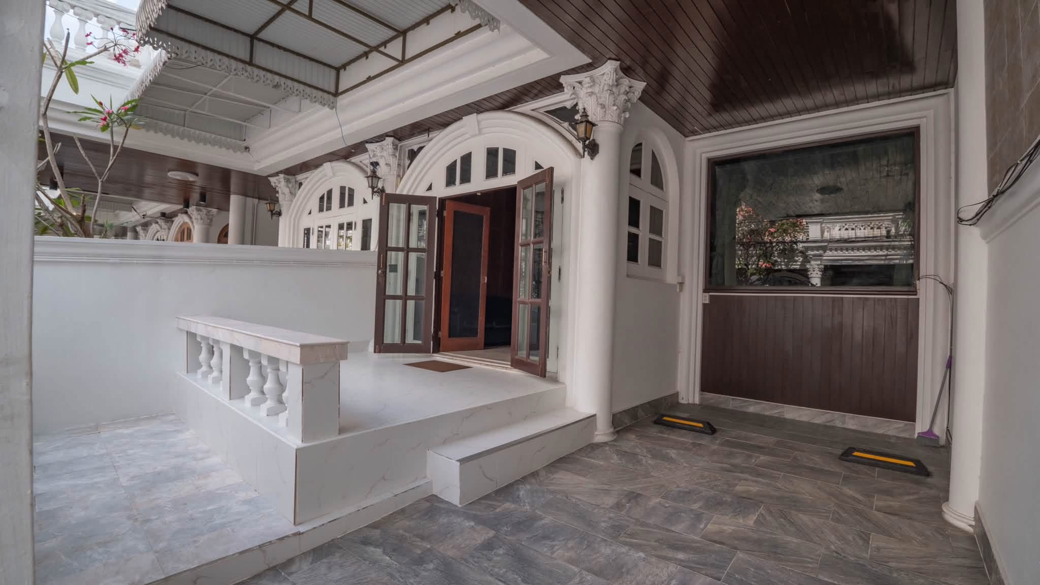 Ekkamai Villa Townhome - photo 2