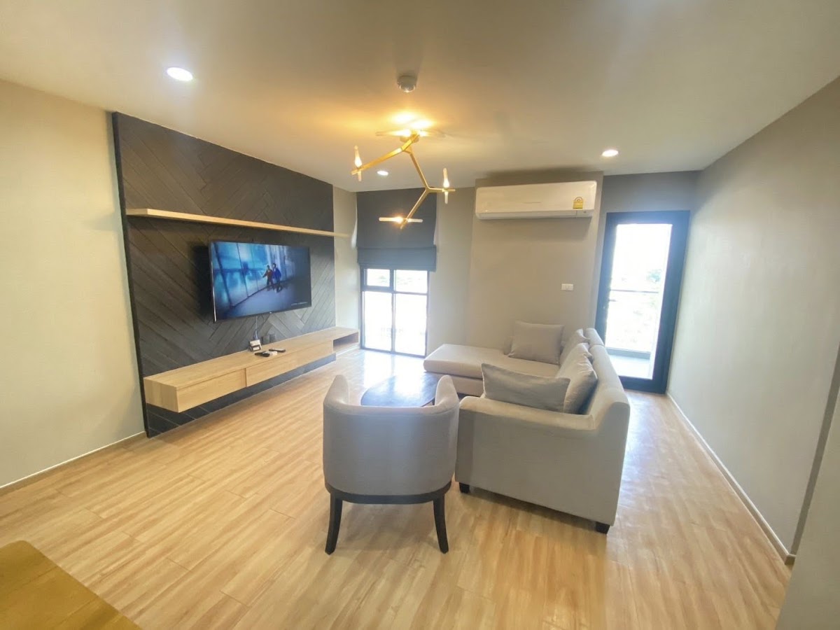 Bliss Thonglor - main photo